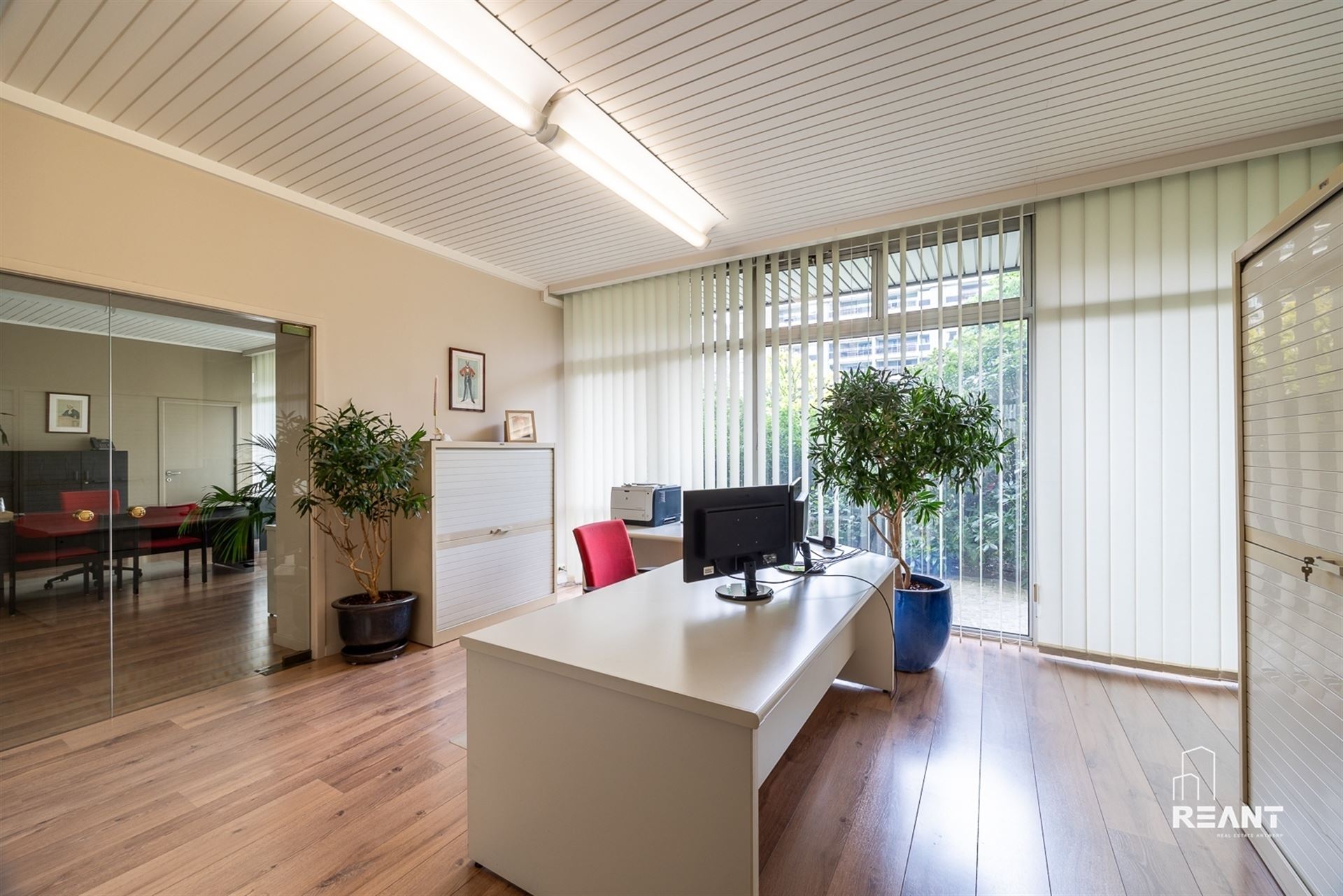 Gelijkvloers kantoor van ca. 220 m² met 8 privatieve buitenstaanplaatsen. - foto 4