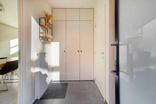 *Journées de visite les lundi 28 et mardi 29 septembre. Réservez votre visite via www.polares.eu*<br /><br />Cette maison familiale clé en main construite en 2012 offre une belle combinaison d'espace, de luminosité, d'aménagement pratique et d'emplacement central. Vous vivez ici à distance de marche du centre de Louvain, de la gare, de la salle Hal 5 et du Domaine provincial de Kessel-Lo.<br /><br />Depuis le hall d'entrée, vous accédez au séjour lumineux, suivi de la cuisine équipée. Grâce à la grande baie coulissante, vous bénéficiez d’un accès direct au jardin privé orienté à l'est. Le rez-de-chaussée comprend également un WC séparé pour les invités.<br /><br />Du séjour, vous avez également accès à la grande cave de rangement, qui mène directement au garage souterrain privatif, offrant un confort pratique supplémentaire.<br /><br />Au premier étage se trouvent deux chambres spacieuses. Une des chambres donne directement sur une salle de bains. À cet étage, vous trouverez également une deuxième salle de bains, un WC séparé et un espace buanderie pratique. La mezzanine apporte une lumière supplémentaire et donne une impression d’ouverture agréable à cet étage.<br /><br />Au deuxième étage, deux chambres supplémentaires.<br /><br />L’emplacement est un atout important. La maison fait partie de la Résidence Spoor 4, une résidence conviviale pour les familles, entourée de verdure et proche de toutes les commodités.<br /><br />Grâce à l’installation électrique conforme et au label PEB B, la maison est entièrement prête à emménager.<br /><br />Intéressé ? Contactez Victoria : victoria@polares.eu ou 0479 49 05 30