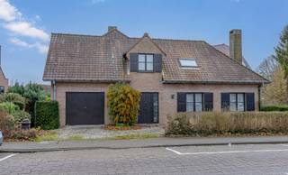 Cette villa de caractère avec 4 chambres au centre de Dilbeek a été construite en 1980 et bénéficie d’un emplacement exceptionnel, en face du...