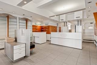 Handelspand met duplex appartement in het centrum van Wijnegem!In het centrum van Wijnegem kunnen we dit handelspand met duplex appartement...