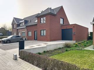 <p>Energiezuinige halfopen bebouwing die tot in de puntjes werd afgewerkt bestaande uit een inkomhal met gastentoilet, ruime lichtrijke leefruimte met eet-en zithoek + gashaard, volledig uitgeruste keuken, bureel/technische ruimte, praktische was/bergplaats met ingemaakte kasten, ruime ingerichte badkamer (inloopdouche met lavabomeubel en veel kastruimte), garage met sectionale poort + doorgang naar de zuidwest gerichte tuin en een aangelegde tuin met leuke zonneterrassen en magnifiek zicht over de velden.</p>
<p>Op het verdiep is een nachthal met afzonderlijk toilet en ingemaakte kasten, 2 volwaardige slaapkamers waarvan de master bedroom is uitgerust met een dressing en een trapluik naar de zolderruimte.</p>
<p>Extra troeven:</p>
<ul>
<li>Energiezuinig</li>
<li>Voorzien van 12 zonnepanelen</li>
<li>Vloerverwarming</li>
<li>Airco</li>
<li>Maatwerk</li>
<li>Regenwaterput van 10.000L</li>
<li>Aangelegde oprit voor 3 wagens</li>
<li>Zonnige tuin met prachtige open zichten</li>
<li>Camerabeveiliging</li>
<li>vrijstelling van KI t.e.m. 2027</li>
<li>Volledig geschilderd en kwalitatief afgewerkt</li>
</ul>
<p>Deze woning is te koop ZONDER makelaar via het concept van Smart Houses! Verdere inlichtingen of bezoek? Contacteer rechtstreeks de eigenaar via 0468/47.81.57.</p>