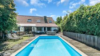 Wonen als god in Frankrijk? Immo3000 heeft een super charmante, ruime, woning met zwembad én praktijk te koop in een rustige straat in Binkom, Lubbeek. Gelegen op een perceel van 2612 m2 werd deze woning eind 90's verbouwd. Op het gelijkvloers vinden we een inkomhal met rechts een eerste slaapkamer en links de leefruimte. De gesloten keuken is volledig ingericht met toestellen. Achteraan bevindt zich de badkamer gelijkvloers, een bureau, berging en technische ruimte.<br />Op het 1e verdiep vinden we een ruime overloop, 3 slaapkamers, een bureau en 2e slaapkamer.<br />De achterkant van het perceel is bereikbaar via een aparte inrit die langst de super grote tuin doorloopt tot aan de praktijkruimte/atelier/home office.<br />Aan de zijkant van het domein werd een nette garage met tuinberging gebouwd en het gehele perceel is volledig omheind.<br />De woning is in principe instapklaar en kan mits enkele beperkte aanpassingen volledig naar hedendaagse standaard gezet worden.<br />Het huis beschikt over 30 zonnepanelen, 2 lucht-lucht warmtepompen, een pelletkachel, dubbele beglazing, ...<br />Nieuwsgierig? Bel 016 60 3000 en kom een kijkje nemen.<br />
