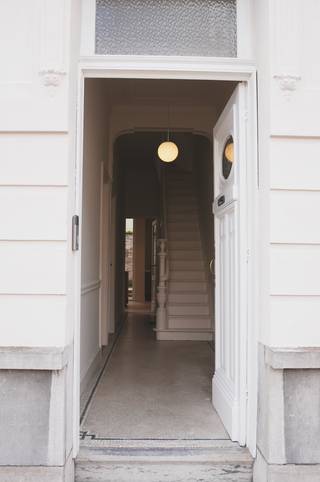 <p>Karaktervolle herenwoning, volledig gerenoveerd naar de nieuwe normen.<br /><br />Gelegen in het hippe Zurenborg: een residentiële wijk vol architecturale panden, gezellige pleinen, goede scholen en waar u snel in en uit de stad bent. Een toplocatie voor stadsliefhebbers die authenticiteit en ruimte waarderen.</p>
<p>Bij binnenkomst wordt u verwelkomd door een inkomhal met mozaïektegels en separaat gastentoilet. Verder een gezellige en sfeervolle leefruimte met authentieke elementen dewelke het interieur meteen een uniek karakter geven. Achteraan vindt u een ruime open keuken, uitgerust met alle gebruikelijke toestellen en spikslinternieuw. Via de eetruimte hebt u tevens toegang tot een <span>zuid-west gerichte stadstuin met handige bergruimte. <br /><br />Op de eerste verdieping bevinden zich twee ruime slaapkamers en een comfortabele badkamer voorzien van ligbad, een ruime inloopdouche en toilet. </span></p>
<p>Op de tweede verdieping terug twee ruime slaapkamers en een comfortabele badkamer met douche, wastafel, aansluitingen voor de wasmachine en droogkast en toilet. Daarnaast is er een derde kamer, ideaal als was- of linnenkamer.</p>
<span>Deze woning onderging een totaalrenovatie met respect voor haar geschiedenis: originele details werden gekoesterd terwijl dak, buitenisolatie, ramen, HVAC en elektriciteit volledig vernieuwd werden. Tot slot is deze woning volledig onderkelderd, wat zorgt voor extra opslagruimte.</span>