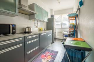 Ben je op zoek naar een zorgeloze investering of een gezellige eigen stek in het centrum van de stad? Dan is dit instapklare appartement in de Carnotstraat 5 precies wat je zoekt.<br />Met de Meir op minder dan 1 km, het Centraal Station en de Zoo op amper 200 meter afstand, bevind je je hier letterlijk in het hart van Antwerpen. Alles wat je nodig hebt, zoals winkels, horeca, openbaar vervoer, scholen en cultuur, ligt allemaal op wandelafstand.<br /><br />Bij het binnenkomen valt meteen de nette afwerking op. De lichtrijke leefruimte biedt voldoende plaats voor een comfortabele zithoek en eethoek. De keuken is praktisch ingericht en voorzien van alle basiscomfort. De slaapkamer ligt aan de rustige achterzijde van het gebouw en biedt voldoende ruimte voor een dubbel bed en kast. De badkamer is modern uitgerust met douche, lavabo en toilet.<br /><br />Troeven op een rijtje:<br />✅ Volledig instapklaar – geen renovaties nodig<br />✅ Conform gekeurde elektriciteit<br />✅ Betrouwbare huurder aanwezig die steeds tijdig betaalt<br />✅ Uitstekend investeringspand, ideaal voor Airbnb of klassieke verhuur<br />✅ Centrale ligging<br />✅ Op wandelafstand van het Centraal Station, de Dierentuin, de Meir en het stadspark<br /><br />Of je nu op zoek bent naar een rendabele investering of een eigen stadspied-à-terre, dit appartement combineert comfort, locatie en zekerheid op een unieke manier.<br />Interesse?<br /><br />Neem snel contact op voor meer informatie of een bezoek ter plaatse.<br />📞 +32 489 55 79 90<br />📧 immo@fidimco.be