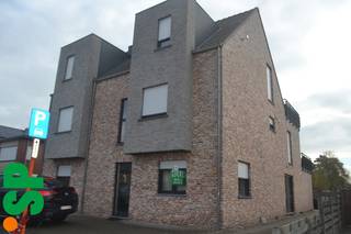 Centraal gelegen recent gelijkvloers appartement bestaande uit inkomhall, apart toilet, leefruimte, ingerichte keuken (dubbele spoelbak,...