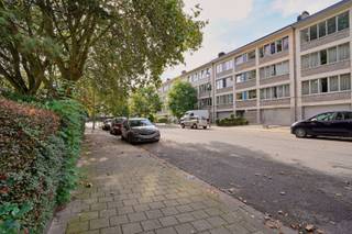 Op zoek naar een instapklaar appartement op een uitstekende locatie? Dan is dit volledig gerenoveerde appartement precies wat u zoekt. Gelegen op de bovenste verdieping van een kleinschalig gebouw, geniet u hier van rust, veel natuurlijk licht en een aangename woonomgeving.<br />Bij het binnenkomen wordt u verwelkomd in een ruime en lichtrijke leefruimte met een moderne open keuken. Dankzij de open indeling ontstaat een gezellige en ruimtelijke sfeer.<br />Het appartement werd in 2021 volledig vernieuwd en is afgewerkt met oog voor comfort en kwaliteit. Verder beschikt het over twee volwaardige slaapkamers, een stijlvolle badkamer , een apart toilet en een aangenaam terras.<br />Een bijkomende troef is de ruime berging op de gelijkvloerse verdieping, die heel wat extra opbergruimte biedt en waar een ruimte is voorzien voor wasmachine en droogkast. Verder is er ook een gemeenschappelijke koer wat ideaal kan zijn voor het stallen van fietsen of vuilbakken. <br />De ligging is zonder twijfel een van de sterke punten van dit appartement. Op een steenworp van het prachtige Rivierenhof geniet u van een groene omgeving met tal van wandel-, fiets- en recreatiemogelijkheden. Bovendien bevindt u zich op korte afstand van het centrum van Antwerpen en zijn winkels, openbaar vervoer en scholen vlot bereikbaar. <br />Kortom, een lichtrijk, instapklaar appartement met twee slaapkamers, een terras en een uitstekende ligging, ideaal voor wie comfortabel wil wonen in een groene én centrale omgeving.<br />referentie: 5702