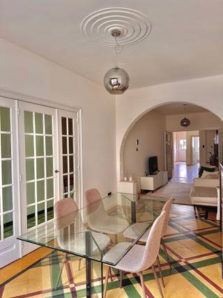 Op zoek naar een gezellige, instapklare woning met veel ruimte en een uitstekende ligging? Deze charmante rijwoning met een bewoonbare oppervlakte...