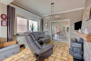 Gelegen langs de Steenweg op Aalst 200 te Opwijk bevindt zich deze solide woning uit 1953 met tal van mogelijkheden voor wie op zoek is naar...