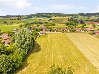 <p>Met een totale oppervlakte van ca. 6.600 m² biedt dit perceel enorm veel potentieel. Ideaal voor een luxe-villa genietend van een waanzinnig uitzicht, <br />of als interessante ontwikkelingsmogelijkheid: potentieel voor de realisatie van ongeveer 10 woningen (open of halfopen bebouwing), onder voorbehoud van het bekomen van de nodige stedenbouwkundige vergunningen.<br /><br />De ligging is een absolute troef: rustig en groen, aan de voet van het Kluisbos, met een open zicht op de omliggende natuur. Een ideale combinatie van landelijke charme en vlotte bereikbaarheid.<br /><br />Het centrum van Amougies bevindt zich op wandelafstand. Daarnaast zijn Avelgem, Kluisbergen en Ronse bereikbaar binnen 10 minuten, terwijl Doornik zich op slechts 25 minuten rijden bevindt.<br /><br />Meer info of plan je bezoek: wim@immobeguin.be<br />Te koop via Immo Beguin, uw vastgoedexpert sinds 2009, met kantoren in Ronse, Waregem, Kortrijk, Deinze, Doornik en Lessen.</p>
