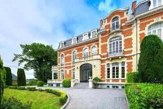 Exceptional prestige property for rent in one of the best residential areas in the east of Brussels. It comprises a basement, ground floor and 2...
