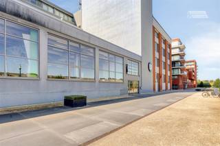<p><span>Découvrez ce magnifique espace de bureaux exclusif de pas moins de 600 m², situé sur le site de l'ancienne usine Henkel, au centre de Herent.</span></p><p><span>Il s'agit d'une vente d'actions.</span></p><p><span>L'espace de bureaux bénéficie d'un emplacement exceptionnel, à quelques minutes à pied des transports en commun et à seulement 7 minutes en voiture du centre de Louvain.</span></p><p><span>Les bureaux sont équipés dune réception et de vastes espaces de travail ouverts, et disposent également de deux salles de réunion, de deux douches, dune cuisine entièrement équipée et dune agréable salle de pause.</span></p><p><span>Par ailleurs, 12 places de stationnement sont actuellement louées jusquen 2028. Ce bail peut être prolongé dun commun accord.</span></p><p><span>Un espace de bureaux unique bénéficiant dun emplacement stratégique, idéal pour les entreprises à la recherche dun environnement de travail spacieux, de qualité et facilement accessible.</span></p><p><span> </span></p><p><span>Contactez-nous dès aujourdhui pour une visite guidée personnalisée et découvrez par vous-même les nombreux atouts de cet espace de bureaux unique.</span></p><p><span> </span></p><p><span> </span></p>