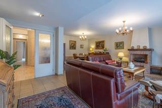 <p>Op de Edmond Machtenslaan in Sint-Jans-Molenbeek bevindt zich dit bijzonder goed onderhouden appartement met twee grote slaapkamers.<br />Het is gelegen op de eerste verdieping van een verzorgde residentie, bereikbaar met lift.</p><p></p><p>Het is een zeer ruim appartement (130m²) met formidabel terras langs de brede voorgevel.</p><p></p><p>Via de grote inkomhal met vestiaire en apart toilet kom je in de lichtrijke leefruimte die voldoende plaats biedt aan een groot salon en eetplaats.Hier is er rechtstreeks toegang biedt tot het vooraangelegen terras. Aansluitend bevindt zich de grote,afgesloten en geinstalleerde keuken.</p><p></p><p>Het appartement beschikt verder over twee volwaardige slaapkamers, waarvan één met toegang tot een tweede terras.</p><p></p><p>De badkamer is uitgerust met een ligbad, dubbele wastafel en een tweede toilet.</p><p></p><p>Een praktische kelderberging is inbegrepen in de verkoopprijs. Een garagebox in het gebouw kan mee aangekocht worden voor de meerprijs van 35.000 euro.</p><p></p><p>Het appartement uiterst geschikt voor liefhebbers van ruimte, strategische locaties en zonnig wonen.</p><p><br />EPC 231 kWh/m² jaar<br />Klasse E+</p>