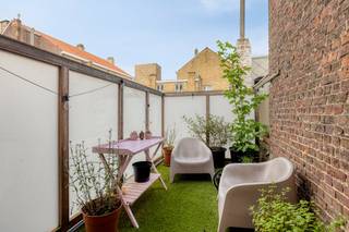 Karaktervol tweelaags appartement met 3 slaapkamers en terras van maar liefst 142m² bewoonbare oppervlakte. Dit uitzonderlijk en perfect onderhouden appartement onderging in 2019 een totale renovatie. Gelegen achter een prachtige, authentieke interbellumgevel, biedt deze woning een unieke thuisbasis met de Markt van Ieper als uw voortuin. <br /><br />Het appartement bestaat uit: <br />Verdiep +2: Inkomhal met apart toilet - Ruime woonkamer met open keuken voorzien van alle nodige comfort - Berging. <br /><br />Verdiep +3: Nachthal met apart toilet - Master Bedroom - 2 slaapkamers - Badkamer met dubbele lavabo en inloopdouche. <br /><br />Verdiep +4: Zolderruimte.<br /><br />ALGEMEEN: <br />- Unieke locatie in Ieper centrum <br />- Appartement achter authentieke interbellumgevel<br />- 3 ruime slaapkamers <br />- Gunstig EPC B-Label <br />- Centrale verwarming op aardgas <br />- Blanco elektrische keuring <br />- Kwalitatieve buitenruimte<br />- Kelderberging aanwezig<br /><br />Bestuursmaatregelen in het maatregelenregister: nee