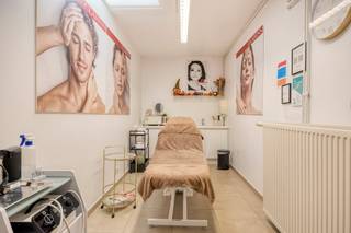 Het handelspand (228m²): Een lichtrijke winkelruimte met grote etalage, volledig gerenoveerd in 2017. Ideaal voor retail, een vrij beroep of praktijkruimte. Voordeel is dat er nu 6 aparte kabines zijn die voor veel doeleinden gebruikt kunnen worden.De AppartementenEerste Verdiep (150 m²): Een luxueus gerenoveerd appartement met 3 slaapkamers, badkamer, ingemaakte kasten en een fenomenaal zonneterras van 12 m².Tweede verdiep (100 m²): Een instapklaar appartement met 2 slaapkamers en een stijlvolle badkamerAlle drie de niveau's beschikken ook over airco.Een Strategische Investering Dit pand biedt een unieke mix van onmiddellijke en gegarandeerde inkomsten:Directe opbrengst: Het bovenste appartement is reeds stabiel verhuurd.Directe opbrengst: Het appartement op het tweede verdiep (met nieuwe keuken) kan onmiddellijk verhuurd worden.Toekomst: Het handelspand is beschikbaar uiterlijk op 01/07/2027. Tenzij anders wordt overeengekomen.Dit is een zeldzame opportuniteit met diverse inkomstenstromen op een A-locatie.EPC: 112 kWh/m² / UC: 2349357EPC: 155 kWh/m² / UC: 3101837EPC KNR: B / UC: 3717137