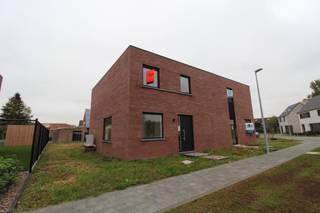 Op zoek naar een moderne, lichtrijke en energiezuinige woning?Deze recente nieuwbouwwoning, gelegen in een doodlopende en kindvriendelijke straat in...
