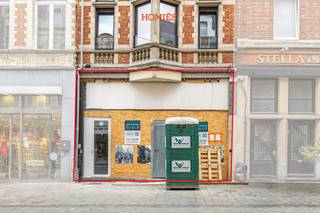 Met veel plezier bieden wij u dit commercieel interessant gelegen handelspand aan in de Diestsestraat 4, een toplocatie in het hartje van Leuven. Deze levendige winkelstraat vormt de belangrijkste verbinding tussen het station en het stadscentrum en geniet van veel passage en zichtbaarheid. De handelsruimte heeft een oppervlakte van 68 m² en beschikt over grote raampartijen, wat zorgt voor veel natuurlijke lichtinval en een uitnodigende uitstraling. Het pand wordt casco aangeboden, zodat u het volledig naar eigen wens kunt inrichten. Dankzij de gunstige ligging in een drukbezochte omgeving met tal van winkels en horecazaken, biedt deze ruimte heel wat commerciële mogelijkheden. Het handelspand is vrij van huurverplichtingen vanaf september en kan vanaf dan in gebruik worden genomen. Interesse? 016/22 82 22 of info@homies.be.<br /> 