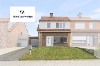 Te renoveren halfopen woning met garage en tuin in landelijke omgeving – Wortegem-Petegem. Deze halfopen bebouwing is rustig gelegen...
