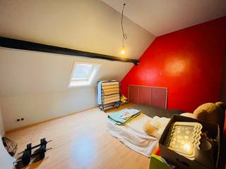 [[ DIT PAND NEEMT DEEL AAN DE ERA OPEN HUIZEN DAG OP 13/6 VAN 11:00 TOT 12:00 ]]
<p><strong>Instapklare starterswoning/investeringseigendom </strong>met 3 slaapkamers (4 mogelijk) op een perceel van 73 m² en een bewoonbare oppervlakte van 120 m² (volgens EPC). Gelegen op wandelafstand van station en centrum Roeselare, met vlotte verbinding naar E403, N32 en belangrijke invalswegen.</p>

<p><strong>Indeling</strong>: inkomhal, leefruimte met gashaard, geïnstalleerde keuken met eetplaats, gastentoilet en recent gerenoveerde badkamer met inloopdouche en tweede toilet. Op de verdiepingen bevinden zich 3 slaapkamers en een extra ruimte die kan dienen als vierde slaapkamer. Stadskoer (NO).<br /><br /><strong>Troeven:</strong></p>

<ul><li>EPC C </li><li>EK conform</li><li>asbestveilig</li><li>rolluiken </li><li>ideaal als starterswoning of investering.   </li></ul>
<br />Bezoeken enkel op afspraak.