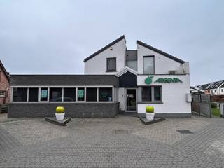 VERKOOP WEGENS VERHUIS NAAR NIEUWE LOCATIE. Dit polyvalente gebouw omvat een volledig vernieuwd handelsgelijkvloers uit 2023 met maatwerkinrichting, moderne technieken en een functionele indeling. Op de eerste verdieping bevindt zich een ruim appartement met eigen inkom, een open leefruimte, drie slaapkamers, een badkamer en een aparte doucheruimte. Buiten beschikt het pand over een aangename tuin met carport en 4 tot 6 parkeerplaatsen. Dankzij de sterke commerciële ligging en het instapklare karakter is dit gebouw ideaal voor wie wonen en werken wil combineren of voor wie op zoek is naar een ruime, professionele handelsruimte met uitstraling.