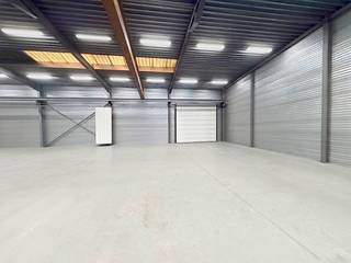 Prachtige loods te huur in Ooigem<br /><br />Ben je op zoek naar een veelzijdige ruimte voor je bedrijf? In Ooigem is deze prachtige loods van 600m² te huur, ideaal als werkplaats, opslagplaats of een combinatie van beide.<br /><br />De loods is uitstekend uitgerust voor professioneel gebruik. Een rolbrug van 5 ton maakt het verplaatsen van zware materialen eenvoudig, en de hoge sectionale poort zorgt voor vlotte toegang, ook voor grotere voertuigen.<br /><br />Een extra troef is de aanwezige natlakcabine, die je kan gebruiken. Dat maakt deze loods bijzonder interessant voor schrijnwerkers, metaalbewerkers of andere vakmensen.<br /><br />Ook aan parkeren is gedacht: er zijn meerdere parkeerplaatsen beschikbaar en er is camerabewaking.<br /><br />Deze verhuur valt onder het BTW-regime.<br /><br />Wenst u een bezoek aan deze loods? Bel Patricia van Maison R via 0479 368 349. We leiden u met plezier rond!