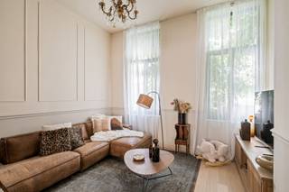 Bent u op zoek naar een instapklare woning waar authentieke charme en hedendaags wooncomfort perfect samengaan? Dan zal deze prachtig gerenoveerde woning u zeker bekoren.<br /><br />De woning beschikt over drie ruime slaapkamers, waarvan één met een praktische dressing. Authentieke elementen werden met zorg behouden en gecombineerd met een hoogwaardige renovatie, waardoor u geniet van een karaktervolle woning in een energiezuinig jasje.<br /><br />De kwalitatieve Dovy-keuken vormt het hart van de woning en sluit naadloos aan op de lichtrijke leefruimte. De stijlvolle badkamer is uitgerust met zowel een ligbad als een ruime inloopdouche.<br /><br />Verder beschikt de woning over een uitstekende EPC-score A, een conforme elektrische installatie, een ventilatiesysteem, ingemaakte kasten en een praktische kelder.<br /><br />Ook de ligging is een absolute troef. U woont op wandelafstand van het station, scholen en het bruisende centrum van Aalst, waardoor winkels, horeca en openbaar vervoer steeds binnen handbereik zijn.<br /><br />Als kers op de taart beschikt de woning over een gezellige, onderhoudsvriendelijke stadstuin waar u in alle rust kunt genieten.<br /><br />Een unieke combinatie van karakter, comfort, energiezuinigheid en een topligging. <br /><br />Meer info: arno@woonvast.be of 0478 44 20 90