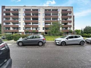<p>In de gegeerde en rustige wijk Molenveld ligt dit goed onderhouden 2-slaapkamerappartement (82m²) op de vierde verdieping van een residentie met lift. Winkels, openbaar vervoer, scholen, ziekenhuizen en de belangrijkste invalswegen liggen op wandelafstand.<br /><br /><strong>INDELING<br /></strong>We betreden het appartement via de inkomhal, met ingemaakte kasten en apart gastentoilet. Vooraan treffen we de lichtrijke leefruimte, met plaats voor een zithoek en een eetkamer. Dankzij de grote raampartijen genieten we de hele dag door van een aangename lichtinval. Zowel de leefruimte als de keuken geeft toegang tot het terras, waar u 's middags en 's avonds volop van de zon kan genieten.</p>
<p>De aparte keuken beschikt over voldoende kastruimte en is klaar om naar wens te worden vernieuwd.</p>
<p>Achteraan bevinden zich de twee rustig gelegen slaapkamers (ca. 14 m² en 10 m²), beide met zicht op het omliggende groen. Verder is er een badkamer met ligbad en lavabo, een aparte bergruimte en een privatieve kelderberging.<br /><br /><strong>BIJZONDERHEDEN<br /></strong>Vaste kosten: €250/maand: <span>provisie verwarming en water, minuterie, reservefonds, afval, onderhoud gemene delen, liften en tuin.<br />Zuidwest georiënteerd terras.<br />Slaapkamers met zicht op groen.<br />Dak, liften en terrassen conform de norm.<br />Residentieel gelegen in directe nabijheid van</span><span> openbaar vervoer, winkels, scholen, ziekenhuizen, ...<br /><br />Attesten en grondplan www.immopoint.be<br /></span><span></span></p>