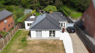 Rustig en residentiëel gelegen woning op een mooi perceel van 11a80ca met vijver. Noord-west georiënteerd waardoor de avondzon op het terras. De...