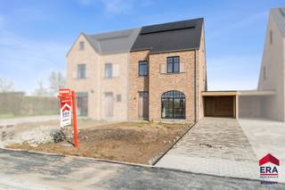 Te huur: modern en luxueus afgewerkte halfopen woning in Wielsbeke met grote tuin. Deze woning combineert eigentijdse architectuur met energiezuinig...