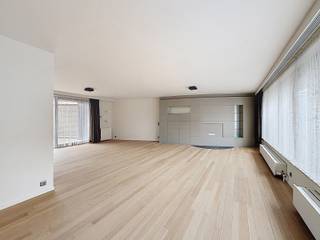 Luxueus en ruim appartement van 206 m² met 4 slaapkamers en groot terras.Gelegen op de eerste verdieping (zonder lift).Het appartement bestaat uit...