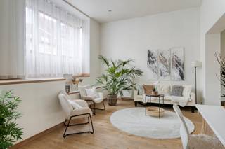 Volledig gerenoveerde woning met terras en 2 slaapkamers, gelegen achter een karaktervolle gevel van een voormalige slagerij. De woning werd...