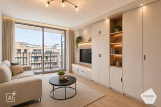 Deze op te frissen studio bevindt zich op de <strong>vijfde</strong> <strong>verdieping</strong> van de residentie 'Santhooft C' te Nieuwpoort-Bad.<br />Dankzij de <strong>uitstekende</strong> <strong>ligging</strong> is zowel de Zeedijk als de winkelstraat<strong> op wandelafstand bereikbaar</strong>.<br /><br />De indeling is als volgt;
<ul>
	<li>Inkomhal met plaats voor vestiairekast;</li>
	<li>Open kitchenette;</li>
	<li><strong>Lichtrijke</strong> leefruimte uitgevend op de Franslaan;</li>
	<li>Terras met avondzon;</li>
	<li>Badkamer met wastafel, toilet en douche;</li>
</ul>
Extra troeven;

<ul>
	<li>Elektrische keuring is <strong>conform de bestaande wetgeving</strong> en geldig t.e.m. 2039;</li>
	<li>Mogelijkheid tot huren van berging op het verdiep;</li>
	<li><strong>Veel potentieel </strong>voor de doe-het-zelvers tussen ons;</li>
	<li><strong>Gratis parkeerplaatsen aan achterzijde van het gebouw</strong>;</li>
</ul>
<br />Benieuwd? Aarzel niet en contacteer ons voor een bezoek ter plaatse!