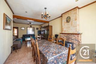 Cenury 21 Home Sweet Home Vilvoorde en Zaventem biedt u deze charmante familiewoning met 3 slaapkamers aan, ideaal gelegen langs de grote verkeersassen, op minder dan 5 minuten van de autosnelwegen, in een rustige, gegeerde woonwijk. Deze goed onderhouden twee-onder-een-kapwoning zal zowel jonge koppels als gezinnen aanspreken die op zoek zijn naar een praktische en aangename plek om te wonen.<br /><br />Zodra je binnenkomt, word je begroet door een hal die leidt naar een ruime, open woon/eetkamer die zowel warm als functioneel is, perfect om tijd door te brengen met familie en vrienden. De volledig uitgeruste keuken biedt een gezellige ruimte met direct uitzicht op de eetkamer, ideaal voor zomerse maaltijden of rustige koffiepauzes. De badkamer, ook in perfecte staat, heeft een bad, een modern badmeubel en ruimte voor een wasmachine.<br /><br />Boven heeft het huis twee slaapkamers, allemaal badend in natuurlijk licht en in uitstekende staat. <br />Op de reeds verbouwde zolder is er een grote slaapkamer van ongeveer 23m².<br /><br />Buiten biedt een kleine, onoverdekte privébinnenplaats een gemakkelijk te onderhouden groene ruimte, perfect voor barbecues, kinderspelletjes of om te ontspannen in volledige privacy.<br /><br />Het huis is regelmatig onderhouden en moet een beetje bijgewerkt worden. De ramen zijn voorzien van dubbel glas.<br /><br />Je geniet van een strategische locatie, dicht bij scholen, winkels, openbaar vervoer en snelwegen, terwijl je profiteert van de rust en stilte van een woonwijk. Bezoek onze website voor meer informatie www.century21hsh.be