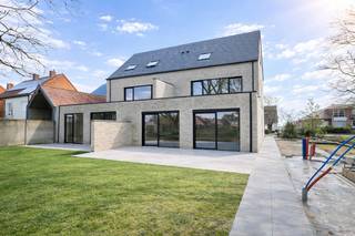 Ontdek dit prachtige nieuwbouwproject aan de Hogestraat, met vier stijlvolle en energiezuinige stapelwoningen. Deze duplexwoning biedt 3...