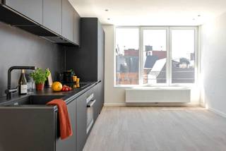 Nog op zoek naar een nieuw stekje? Dit tot in de puntjes gerenoveerd appartement op een uiterst centrale ligging kan uw nieuwe thuis worden! <br />Beschikbaar op 1-10.<br /><br />Indeling: <br />luchtige leefruimte met grote raampartijen en hoge plafonds. Open keuken voorzien van een koelkast met vriesvak, elektrisch kookvuur, dampkap en oven met aansluitend een praktische berging. Mooie badkamer met inloopdouche en lavabo. Toilet apart. 1 ruime slaapkamer. Overal parkettegel. <br /><br />Ligging<br />De Lombardenvest is een mooie straat in de Modewijk en gelegen tussen de Nationalestraat en de “Wilde Zee”. Je vindt op een steenworp van het appartement een waaier aan horeca en winkelmogelijkheden. Zeer goede verbinding openbaar vervoer vanaf de Groenplaats. <br />Maandelijkse kosten 50 euro voor de gemeenschappelijke delen en onderhoud voor de lift (appartement ligt op de 3e verdieping). <br /><br />Alle nutsvoorzieningen met eigen meters. Gunstig EPC van 82 kWh.<br />Afvalberging en fietsenberging voorzien in het gebouw.<br />Wees er snel bij en contacteer ons nu voor een afspraak ter plaatse!