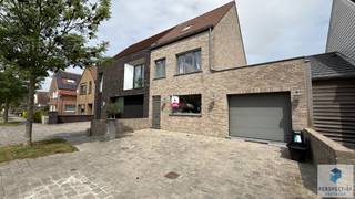 RAMSKAPELLE – Ruime woning met 4 slaapkamers, garage en tuin gelegen in het centrum van Ramskapelle.INDELING: Inkomhal met gastentoilet, badkamer en...