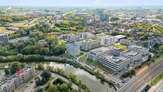 Uitstekend gelegen kantoorgebouw met een oppervlakte van +/- 2.061 m², waarvan deels verhuurd, te koop aan de Schelde op een boogscheut verwijderd van het centrum van Gent met goede verbinding via de R40, E17 en E40. Vlotte bereikbaarheid met het openbaar vervoer: station Gent-Sint-Pieters bevindt zich op amper 1,9 km. Tevens ideale uitvalsbasis met de fiets (via het water!).<br /><br />De instapklare kantoren beschikken over een koelplafond, ventilatie, verlaagde vloer met tapijttegel en zeer grote raampartijen. De gelijkvloerse kantoorruimte heeft daarnaast 2 sectionale poorten, ideaal voor labo-activiteiten, opslag of toonzaal. De kantoren kenmerken zich door een zeer leuke inrichting. Tevens <em>superwijs </em>rooftopterras met aansluitend ruime bar en keuken.<br /><br />Verkoop via overname van aandelen bespreekbaar. Meer uitgebreide informatie op aanvraag.<br /><br />Contacteer PANORAMA voor bijkomende inlichtingen, plannen of een vrijblijvend plaatsbezoek 09 225 09 02.