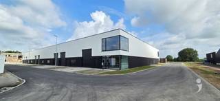 <p><span>Nieuwe KMO-unit met uitstekende zichtbaarheid en verbindingsmogelijkheden.</span></p><p><span>Oppervlakte 240 m² (12 m x 20 m) met een vrije hoogte van 6 meter.</span></p><p><span>Ideaal om jouw zaak te vestigen.</span></p><p><span> </span></p><p><span>Deze hoek-unit heeft veel lichtinval en is voorzien van een platform van 20m².</span></p><p><span>Verder is deze uitgerust met een toilet, uitgietbak, stalen trap, voldoende stopcontacten en verlichting.</span></p><p><span>eveneens zijn laadpaal, zonnepanelen en waterput voorzien.</span></p><p><span> </span></p><p><span>Huurprijs is excl. BTW en excl. maandelijkse last van 120 EUR.</span></p><p><span> </span></p><p><span>Interesse? Contacteer ons via 016 15 31 15 of <span>info@immolivit.be</span></span><span> </span></p>