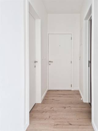 <p><span>Modern appartement in Westende - Volledig gerenoveerd </span></p><p><span> </span></p><p><span>Dit charmante appartement van 54m² bevindt zich in het gezellige kuststadje Middelkerke en biedt een perfecte combinatie van modern comfort en praktische indeling.</span></p><p><span> </span></p><p><span>Indeling:</span></p><p><span>Inkomhal, lichtrijke woonkamer met ingerichte keuken.</span></p><p><span>1 slaapkamer en 1 gastenkamer/bureau.</span></p><p><span>Moderne badkamer voorzien van een inloopdouche met glazen wand,dubbele wastafel en wc.</span></p><p><span>Het appartement beschikt over een privé buitenruimte met karaktervolle stenen muren en dezelfde decoratieve tegels als in de keuken.</span></p><p><span>Privatieve kelder inbegrepen.</span></p><p><span>Gelegen op een toplocatie in Westende, wandelt u binnen enkele seconden naar het brede zandstrand, de zeedijk en de gezellige winkelstraten met diverse restaurants. <br />Ook het openbaar vervoer (kusttram) en diverse wandel- en fietsroutes bevinden zich in de directe nabijheid. <br /><br /></span></p><p><span> </span></p>