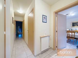 In het centrum van Marke bevindt zich dit leuke appartement.Het appartement heeft volgende indeling: Inkomhal, leefruimte met open ingerichte keuken,...