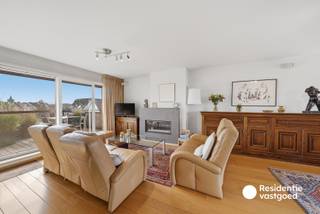 Dit ruime duplexappartement van 124 m² is rustig gelegen in het centrum van Eernegem.<br />Het appartement bevindt zich op de tweede verdieping en is vlot bereikbaar met de lift.<br />De lichtrijke leefruimte beschikt over een gezellige gashaard, parketvloer, bureauhoek en een schuifraam naar het terras.<br />Zowel vooraan als achteraan geniet u van een aangenaam terras, samen goed voor 16 m² buitenruimte.<br />De keuken is volledig ingericht en voorzien van onder meer een koelkast, oven, dampkap, keramische kookplaat en vaatwasser.<br />Op de duplexverdieping bevinden zich twee slaapkamers, waarvan één met dressing, een ruime nachthal met ingebouwde bibliotheekkasten en een praktische berging.<br />De badkamer is uitgerust met een ligbad, aparte douche, dubbele opbergmogelijkheden, toilet en handdoekdroger.<br />Bovendien biedt de bovenliggende zolderverdieping extra polyvalente ruimte en tal van mogelijkheden voor hobby, bureau of berging.<br />Met een EPC-score van 198 kWh/m² per jaar behaalt de woning energielabel B en geldt er geen renovatieplicht.<br />Als extra troeven zijn er een privatieve garage met kantelpoort en twee afzonderlijke kelderbergingen inbegrepen.<br />Een uitstekend aanbod voor wie op zoek is naar een ruime en instapklare woonst met veel bergruimte en buitenruimte in het centrum van Eernegem.<br />EPC: 198 kWh/m² (Vg, Wg, Gmo, Gvkr, Gvv) Ref. OU29177