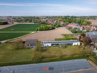 www.egaalstraat26.be<br />In ’95 werd een weldoordacht bouwplan uitgewerkt met licht en ruimte als uitgangspunt. Het resultaat, een eerder modernistische gelijkvloerse villa, te vinden in een bijzonder rustige straat in Kachtem. <br />Opgetrokken op een volledig zuidgericht perceel van 2.600m² in een agrarische omgeving met het pas aangelegde Vageweenbos om de hoek.<br /><br />De focus op de praktische indeling, met het leefgedeelte als ‘center’, maakt het wonen hier bijzonder aangenaam.<br />Quasi de volledige achtergevel bestaat uit hoge raampartijen met centraal een boog die rust en evenwicht creëert. Uniek is het koperen dak, specifiek gekozen om haar duurzaamheid, uitzonderlijke levensduur en weersbestendigheid.<br /><br />Al vanaf de inkomhal voel je je meteen thuis. De geautomatiseerde glazen tussenwand brengt je tot de XL doorloop-woonkamer met annex bureel, super gezellige TV hoek met (doorkijk)haard. Een halve wand scheidt de woonkamer van de praktisch ingerichte keuken met eetplaats, aansluitende berging, dubbele garage, technische berging en toilet.<br /><br />De linkerflank, gezien vanaf de inkomhal, bestaat uit een brede hal met toegang tot de masterbedroom met dressing en recent vernieuwde badkamer met o.a. een XL inloopdouche, Japans toilet, infrarood paneel. <br />De drie overige slaapkamers (14m², makkelijk moduleerbaar) maken gebruik van de tweede badkamer en extra toilet.<br /><br />De super onderhoudsvriendelijke tuin biedt rust en balans. Een strak gazon, serre, heerlijk ontspannen op de zonneterrassen, onder de schaduwrijke notelaars of het centrale terras overdekt met platanen.<br />Mogelijkheid om de aanpalende eigendom (op 4.000m²) eveneens bij te kopen.