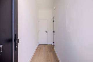 <h1>Instapklare, volledig gerenoveerde woning met tuin in Schoten</h1>
<p>Deze totaal gerenoveerde woning combineert modern wooncomfort met een uitstekende ligging nabij het centrum van Schoten en het Albertkanaal.</p>
<p>Op het gelijkvloers vindt u een inkomhal met gastentoilet, een lichtrijke leefruimte en een stijlvolle, volledig uitgeruste keuken.</p>
<p>De verdieping omvat twee ruime slaapkamers en een moderne badkamer met inloopdouche en apart toilet.</p>
<p>Buiten beschikt de woning over een aangelegd terras en een gezellige tuin met achterliggende toegang. <em>De tuin wordt nog ingezaaid; de getoonde foto is een impressie.</em></p>
<p>De woning is volledig instapklaar, geschilderd en voorzien van verlichting.</p>
<p><strong>Troeven</strong></p>
<ul>
<li>EPC A</li>
<li>Volledig gerenoveerd</li>
<li>Instapklaar</li>
<li>het gehele appartement beschikt over airco</li>
<li>2 ruime slaapkamers</li>
<li>Tuin met achterliggende toegang</li>
<li>Topligging nabij het centrum van Schoten</li>
</ul>