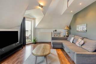 In residentie "De Dekenij" (herenhuis met uitstraling) bevindt zich dit instapklaar hoek appartement (78m² bewoonbare oppervlakte, EPC 179, conforme elektrische keuring, asbestveilig) te koop met 2 slaapkamers, balkon en ruime autostaanplaats. Langs de Stationsstraat te Maldegem geniet men van een uitstekende locatie vlakbij openbaar vervoer, buurtwinkels, scholen, sportcentrum en een vlotte verbinding richting Brugge, Knokke, Aalter, Eeklo...<br />Indeling:<br />Tweede verdieping (78m² bewoonbare oppervlakte):<br />- Inkomhal met gastentoilet;<br />- lichtrijke woonkamer met ingerichte leefkeuken voorzien van oven, koelkast, vaatwasser, keramische kookplaat, dampkap en tal van kasten;<br />- berging met aansluiting voor wasmachine, CV-installatie;<br />- badkamer voorzien van ligbad met douchemogelijkheid en lavabo in meubel;<br />- slaapkamer 1; <br />- mezzanine / slaapkamer 2.<br />Gelijkvloers:<br />- Ruime autostaanplaats.