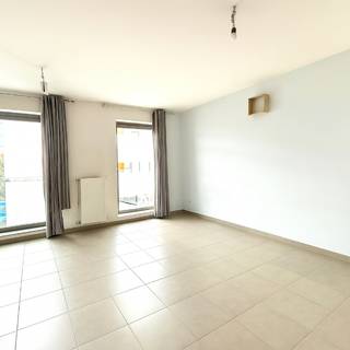 Op een rustige locatie, op slechts een steenworp van het centrum en de Leie met het jaagpad op wandelafstand, vindt u dit appartement met veel licht en ruimte.<br /><br />Gelegen op de eerste verdieping (geen lift aanwezig), verwelkomt dit appartement u in een ruime, lichtrijke leefruimte met aansluitend een open, volledig ingerichte keuken voorzien van alle toestellen.<br />Verder beschikt het appartement over een praktische berging met wasmachine-aansluiting, 2 comfortabele slaapkamers, een badkamer met dubbel lavabomeubel en ligbad met douchemogelijkheid en een apart toilet.<br /><br />Geniet van de buitenlucht op het zonnige terras en profiteer van het extra gemak van een <strong>dubbele privatieve ondergrondse autostaanplaats genummerd 54 & 55</strong>.<br /><br />Extra troef: het appartement is momenteel verhuurd, wat zorgt voor een onmiddellijke huuropbrengst – ideaal als investering!<br /><br /><em>Sommige foto's werden digitaal bewerkt om de ruimte zonder meubels weer te geven.</em>