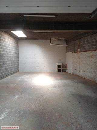 Antwerpen - Hoboken, nabij kaaien, professionele magazijn - unit van 100m², hoge sectionaalpoort, water, elektriciteit, voldoende parkeergelegenheid 100% veilig en droog, zeer centraal gelegen nabij centrum - Antwerpen en alle autostrades