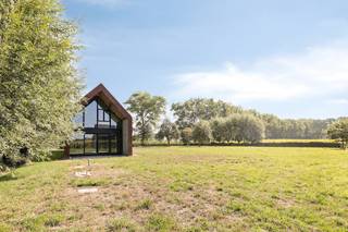 Deze buitengewone nieuwbouw villa, dat uitermate gunstig in de serene landelijke omgeving van Moerkerke (Damme) gelegen is, biedt een zeldzame kans om uw toekomstige droom(t)huis op maat te creëren. Op een riant perceel van 4.635 m² geniet u van absolute rust en privacy, omringd door adembenemende vergezichten. Dit uniek eigendom beschikt over circa 259m² aan bewoonbare oppervlakte (5 slaapkamers, waarvan 1 op het gelijkvloers / mogelijkheid tot bureau + 2 badkamers), dat u naar eigen wens en smaak conform uw persoonlijke visie op luxe wonen kan afwerken. <br />Dit uitzonderlijke huis met recent bijgebouw te koop combineert het beste van twee werelden: de rust van de natuur en de nabijheid van bruisende steden zoals Brugge, Knokke en Damme. Een exclusief toevluchtsoord dat u volledig naar uw eigen hand kunt zetten.