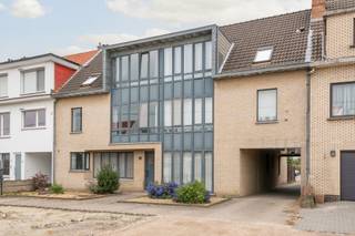 Dit appartement bevindt zich op de eerste verdieping van een kleinschalig gebouw op een centrale locatie in Putte-Kapellen.<br /><br />Het appartement werd goed onderhouden en heeft een gunstig EPC label B.<br /><br />We komen binnen in de inkom die is voorzien van een gastentoilet met handenwasser.<br /><br />De open leefruimte is voorzien van airconditioning en heeft veel lichtinval. De leefruimte is ingedeeld in een gezellige zithoek en een eetkamer op travertin vloer. Aansluitend komen we in de keuken, die is ingericht met een kookplaat, oven, koelkast, vaatwasser, spoelbak en voldoende kastruimte.<br /><br />De badkamer is voorzien van een inloopdouche en een badkamermeubel met dubbele lavabo.<br /><br />Tegenover de badkamer bevindt zich de praktische berging met aansluitingen voor wasmachine en droogkast.<br /><br />Ten slotte vinden we twee slaapkamers, die uitgeven op een ruim terras.<br /><br />Het appartement komt met een afgesloten garagebox achteraan het gebouw, welke is inbegrepen in de vraagprijs.<br /><br />Het appartement is gelegen aan de Klinkaardstraat in Putte-Kapellen.<br /><br />Een centrale locatie met alle voorzieningen zoals winkels, scholen en openbaar vervoer in de directe nabijheid.<br /><br />Een extra troef voor gezinnen met kinderen is de poort achteraan het gebouw, die rechtstreeks toegang biedt tot de achterliggende buurt met scholen en een speeltuin. Zo bevinden deze voorzieningen zich vlakbij en is de omgeving bijzonder kindvriendelijk.