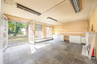 <p><strong>Te renoveren handelspand met woonst en tuin gelegen op een uiterst gunstige commerciële ligging in de hoofdwinkelstraat van Geel. Mogelijk project voor afbraak en wederopbouw. </strong></p>
<p><u><strong>Ligging</strong>:</u><span> </span> <br />Pal in het centrum in de hoofdwinkelstraat.</p>
<p><u><strong>Indeling</strong>:</u> <br />Gelijkvloers: portaal met etalages, commerciële ruimte, kitchenette, toilet, tuin.<br />Verdieping: te renoveren woonst met verschillende ruimtes.</p>
<p><u><strong>Omschrijving</strong>:</u><br />Via de grote etalage loopt u binnen in de handelsruimte, vroeger ingericht als handtassenwinkel. Lopen we verder, komen we in de lichtrijke achterbouw welke dienst deed als opslag en werkruimte. Daarnaast vinden we een klein kitchenette<span> en aanpalend toilet.<br /></span><br />Met een vaste trap bereiken we de eerste verdieping waar zich meerdere te renoveren ruimtes bevinden. <br /><br />Kortom, een prachtig verbouw of renovatieproject op toplocatie in Geel.<br />Dit eigendom bevindt zich in het Gemeentelijk Ruimtelijk Uitvoeringsplan Geel. Vraag zeker uw inlichtingen mbt mogelijkheden voor afbraak en wederopbouw.<br /><br /><strong><span>Extra :</span></strong><br />Achteraan in de diepe tuin kan ontsloten worden voor voetgangers via het 'postpad'. <br /><br /><strong><span>Bijzondere informatieplicht</span><em><span>:</span></em><span> </span></strong><span> </span>in aanvraag</p>