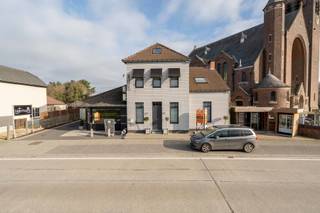 Exclusieve handelswoning te koop in Grootlo!Bent u op zoek naar een toplocatie waar u wonen en werken kunt combineren? Deze uitzonderlijke...