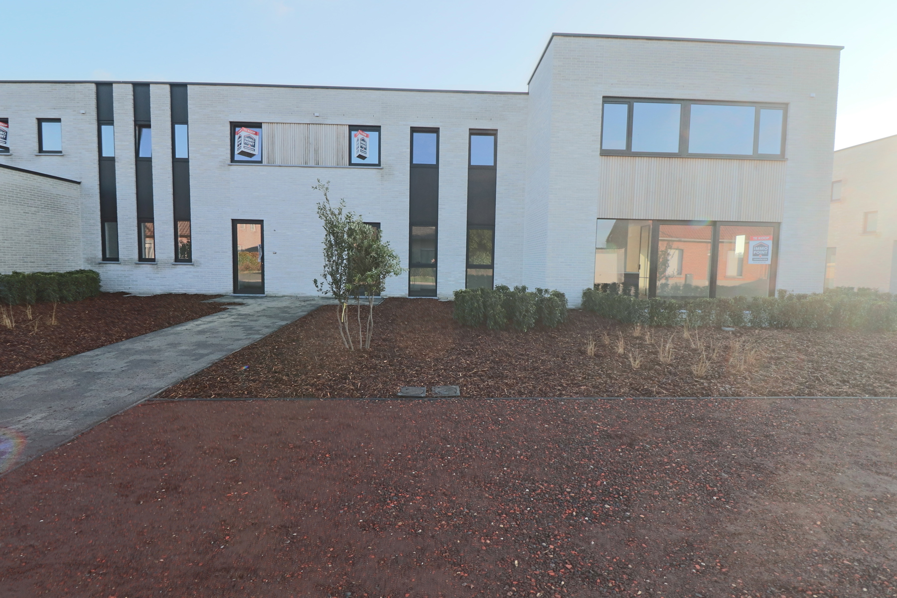 Woning met 4 slaapkamers en fietsenberging/carport op perceel van ca 327m² - foto 1